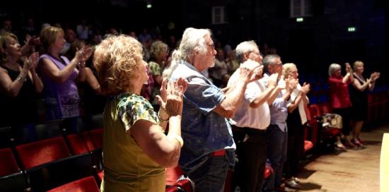 pubblico applaude in piedi