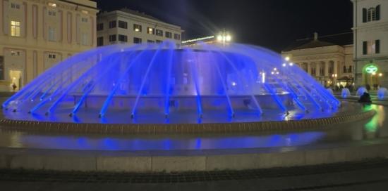 La fontana di piazza De Ferrari illuminata di blu (foto di repertorio)
