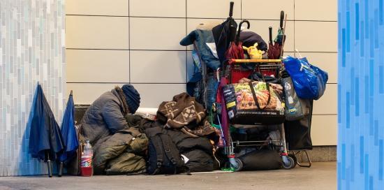 Persone senza senza dimora accampati per strada: il Piano Inverno punta a dar loro un alloggio caldo e sicuro