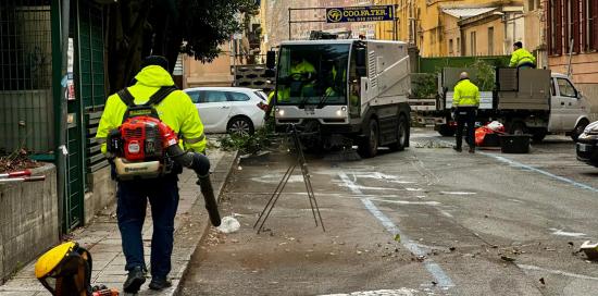 Piazza Giusti - soffiatori al lavoro Piazza Giusti - soffiatori al lavoro