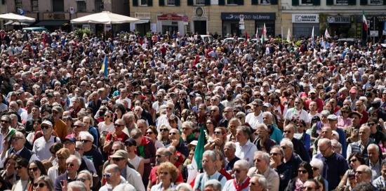 Piazza Matteotti affollata per la conclusione delle celebrazioni del 25 aprile