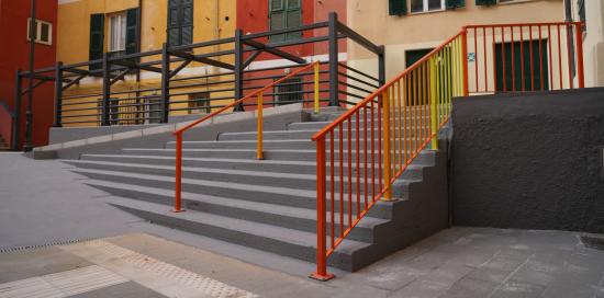 La nuova gradinata - con relativa rampa per le persone con disabilità - in piazza delle Marinelle