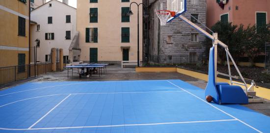 Il nuovo campo da mini basket di piazza delle Monachette con annessi tavolini da ping pong