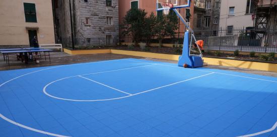 Il campo da mini basket in piazza delle Monachette