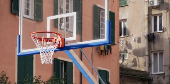 Tabellone con canestro da basket in piazza delle Monachette