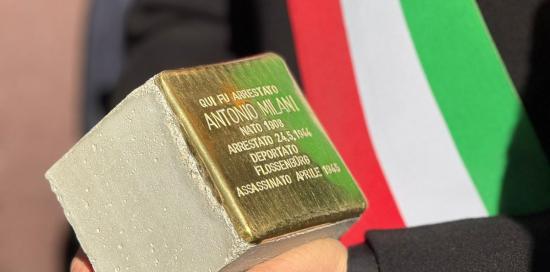 cerimonia pietra inciampo via Fillak foto della pietra nelle mani della sindaca