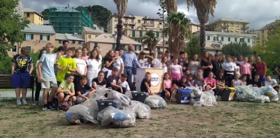 I bimbi dell'IC Pra' in posa con i sacchetti di rifiuti raccolti e differenziati dopo l'attività di plogging