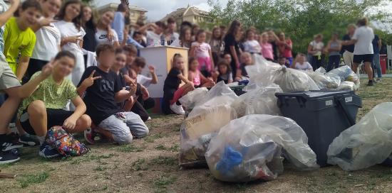 Un dettaglio dei sacchetti di rifiuti raccolti dagli alunni dell'IC Pra' dopo il plogging fatto insieme ad AMIU