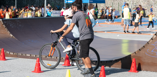 Un bimbo in bici durante l'edizione 2024