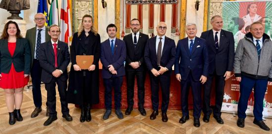 Le autorità del mondo istituzionale e sportivo nella fotoricordo nel Salone di Rappresentanza di Palazzo Tursi