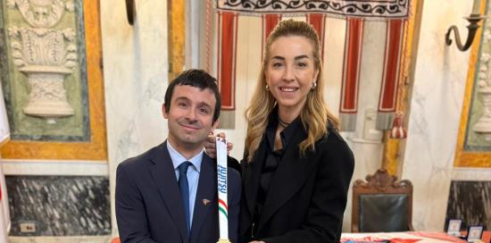 Matteo Repetto della ASD Lino Team insieme alla sindaca Silvia Salis, a margine della conferenza stampa