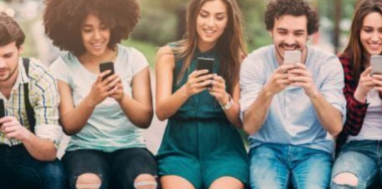 giovani sorridenti usano smartphone