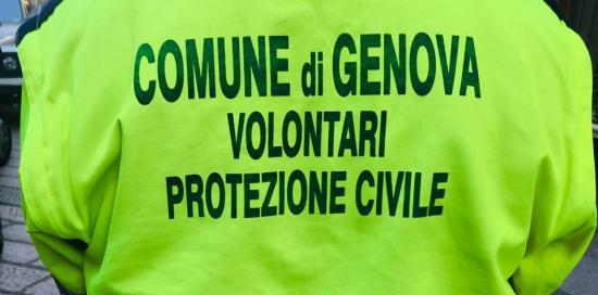 un volontario della protezione civile del Comune di Genova di spalle