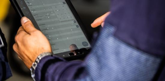 Raccolta dati su tablet da parte di un operatore della Polizia Locale