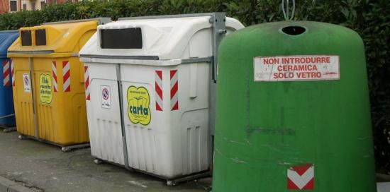 Tre contenitori affiancati per la raccolta differenziata: plastica (giallo), carta (bianco), verde (vetro)