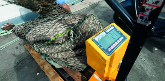 Reti da pesca strappate al mare e pesate