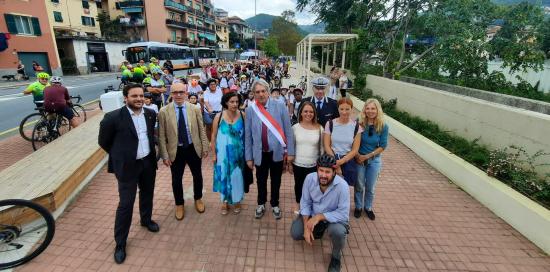 Ass Campora, ass Gambino, le maestre e i bimbi partecipanti alla biciclettata di inaugurazione della pista della Valbisagno