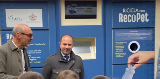 Presentazione nuovo ecocompattatore a Quezzi