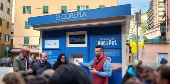 Presentazione nuovo ecocompattatore a Quezzi