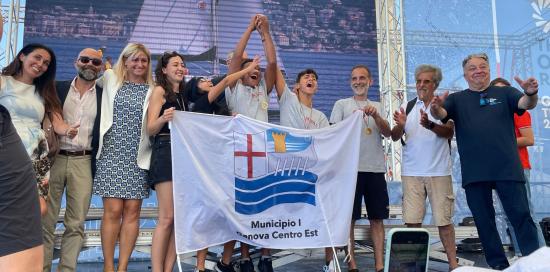 foto di gruppo con bandiera 