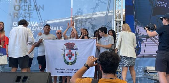 foto di gruppo con bandiera 