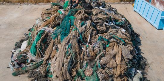 Ammasso di reti da pesca strappate al mare