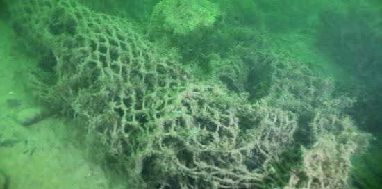 Reti da pesca abbandonate sui fondali marini