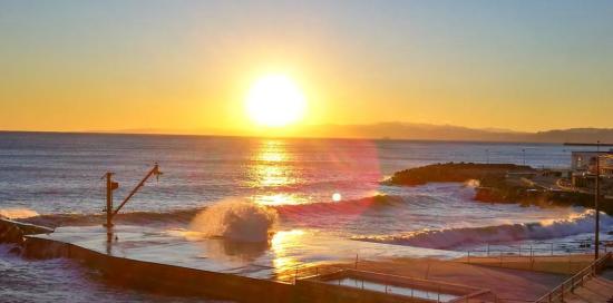 molo della Motonautica al tramonto con mare mosso