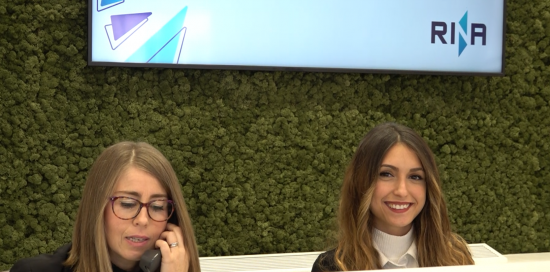persone al desk