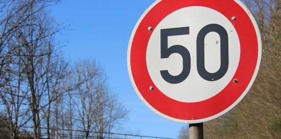 Cartello con limite di velocità a 50 chilometri all'ora
