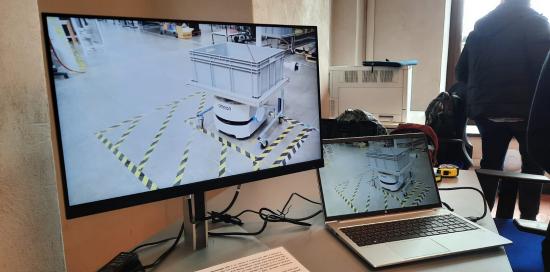 Foto schermo pc con immagini di robot IIT per catalogazione volumi nelle biblioteche