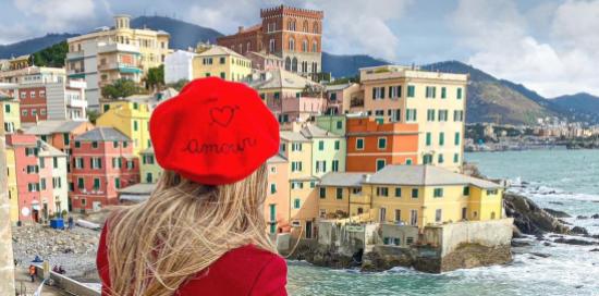 ragazza di spalle, con basco rosso, a Boccadasse