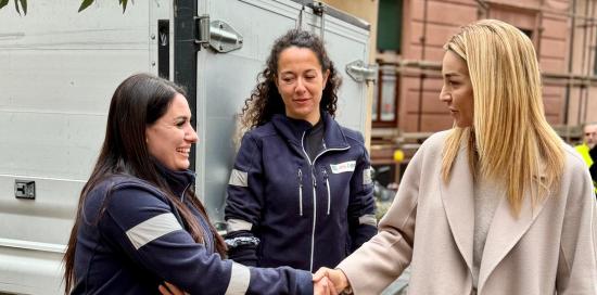 Sampierdarena - stretta di mano tra un'operatrice Aster e la sindaca Salis Sampierdarena - stretta di mano tra un'operatrice Aster e la sindaca Salis