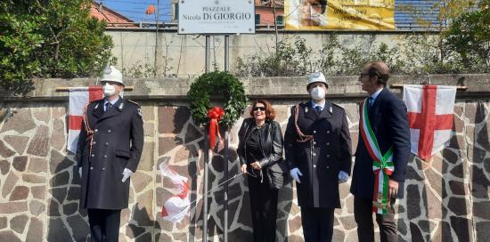 la mamma di Nicola e il vice sindaco Nicolò davanti alla targa