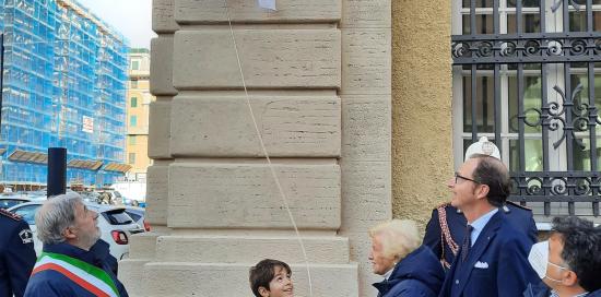 il momento dello scoprimento della targa