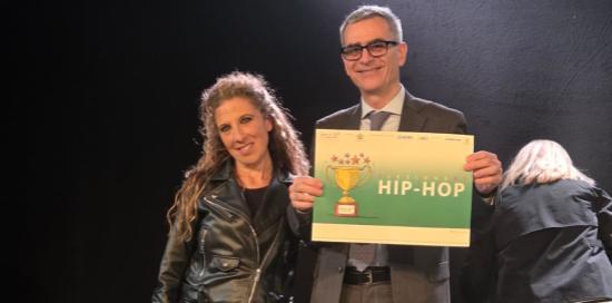 Premiazione scuola infanzia D'Eramo: assessore Robotti con la maestra Premiazione scuola infanzia D'Eramo: assessore Robotti con la maestra