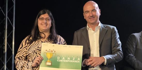 Premiazione scuola infanzia D'Eramo: maestra con Stefano Porro, future mobility manager dello sponsor Pirelli Premiazione scuola infanzia D'Eramo: maestra con Stefano Porro, future mobility manager dello sponsor Pirelli