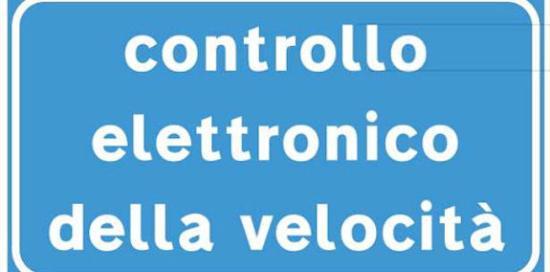 Cartello con scritto "controllo elettronico della velocità" in bianco su sfondo blu
