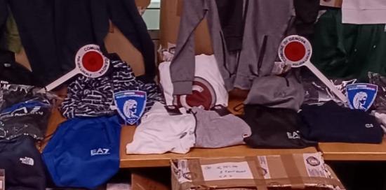 La merce sequestrata in piazza Palermo
