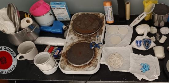 il sequestro di droga, soldi e materiale per il confezionamento
