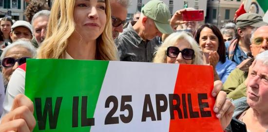 La sindaca Salis in piazza Matteotti con in mano la "striscia" "W il 25 aprile"