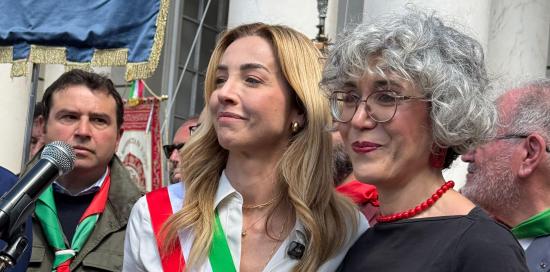 La sindaca Salis in piazza Matteotti insieme a Benedetta Tobagi