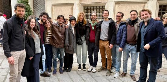 La sindaca Salis insieme ai musicisti