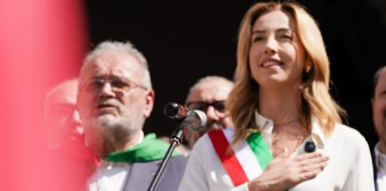 La sindaca Salis in piazza Matteotti durante l’esecuzione dell’inno d’Italia