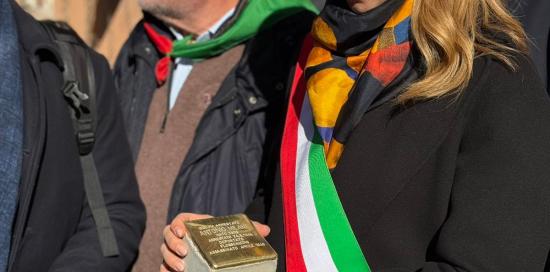 sindaca salis con pietra inciampo