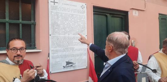 il sindaco Bucci davanti alla targa commemorativa