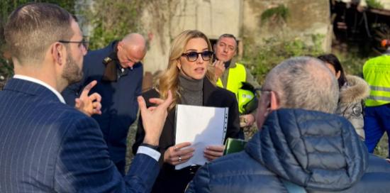 La sindaca Salis durante uno dei sopralluoghi La sindaca Salis durante uno dei sopralluoghi