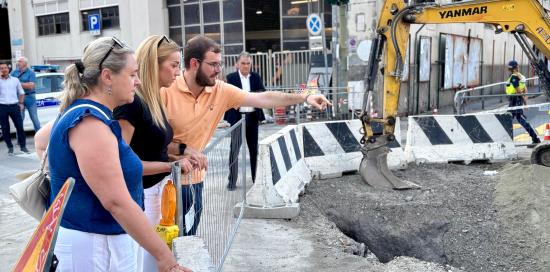 Assessora Viscogliosi, sindaca Salis e presidente Passadore osservano la grossa buca sulla sede stradale in via Bobbio