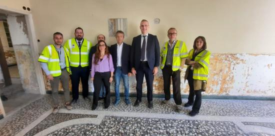 sopralluogo Villa De Mari - foto  di gruppo - sullo sfondo una porzione di affresco cinquecentesco