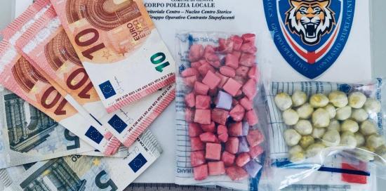 La sostanza stupefacente e il denaro sequestrati La sostanza stupefacente e il denaro sequestrati
